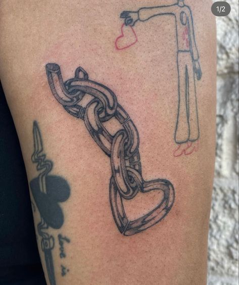 Cherry Chain Tattoo, Broke Chains Tattoo, Cadenas Tattoo, Heart Chain Tattoo, Chain Tattoo Design, Keychain Tattoo, Chain Tattoos, Heart Tat, Berlin Tattoo