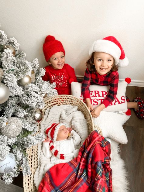 3 Siblings Christmas Pictures, Three Kids Christmas Pictures, Brothers Christmas Photos, Newborn Christmas Pictures With Siblings, Christmas Sibling Pictures, Siblings Christmas Pictures, Sibling Christmas Photoshoot, Sibling Christmas Photos, Grinch Photoshoot