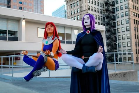 Raine Emery as Starfire and Velociraptorqueen as Raven. - 9GAG Starfire Costume, Teen Titans Cosplay, Raven Cosplay, Dc Cosplay, Duo Halloween Costumes, Cute Couple Halloween Costumes, Hallowen Costume, Halloween Costumes Friends, Halloween Costume Outfits