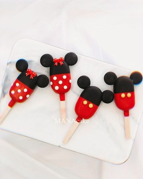 Mickey Mouse Popsicles, Mickey Mouse Cakecicles, Minnie Mouse Cakesicles Ideas, Mickey Mouse Cakesicles Ideas, Mickey And Minnie Food Ideas, Mickey Mouse Mini Cake, Minnie Mouse Popsicle, Mickey And Minnie Cake Pops, Minnie Cakesicles