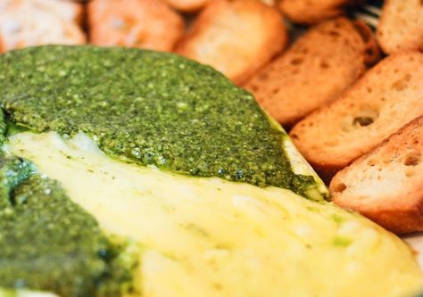 Brie With Pesto, Pesto Appetizers, Melted Brie, Brie Appetizer, Pesto Dip, Brie Recipes, Pampered Chef Recipes, Vegetarian Bake, Cold Cuts