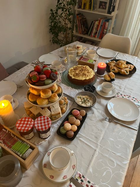 Homemade Afternoon Tea, Crumpets Aesthetic, Birthday Breakfast Aesthetic, High Tea Aesthetic, Coffee Party, Turkey Soup, Tea Party Food, Birthday Brunch, Afternoon Tea Parties