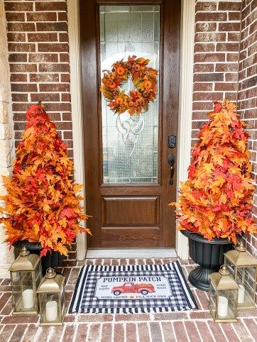 Front Porch Fall Decor Pumpkin Topiary, Outside Fall Planter Ideas, Diy Fall Topiary Tree, Fall Decor For Front Door Entrance, Thanksgiving Outside Decor, Diy Fall Decorations Outdoor Porches, Tall Fall Planters Front Porches, Fall Porch Decorating Ideas Diy, Fall Topiary Porches