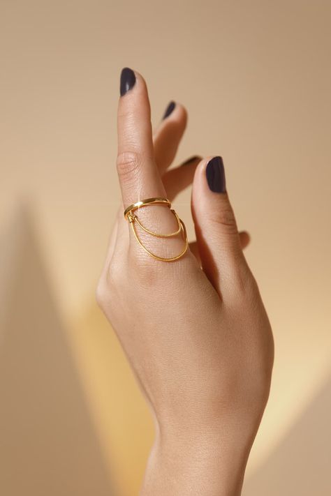 Modern Gold Ring, Unique Gold Rings, Modern Gold Jewelry, Gold Rings Fashion, Gold Ring Designs, Gold Jewelry Simple, Fancy Jewellery, Fancy Jewelry, Hand Jewelry