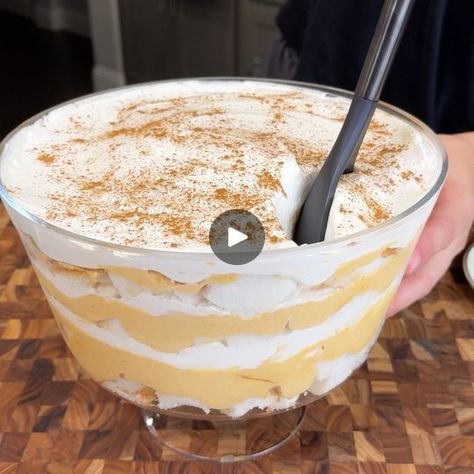 Impress your guests with this delicious but easy fall dessert 🍂 | Impress your guests with this delicious but easy fall dessert 🍂 | By Foodie's TimeFacebook Angel Food Pumpkin Trifle, Pumpkin Angel Food Cake Trifle, Pumpkin Trifle With Angel Food Cake, Pumpkin Cheesecake Trifle, Lemonade Chicken, Whipped Cheese, Pumpkin Trifle, Food Pop, Trifle Bowl