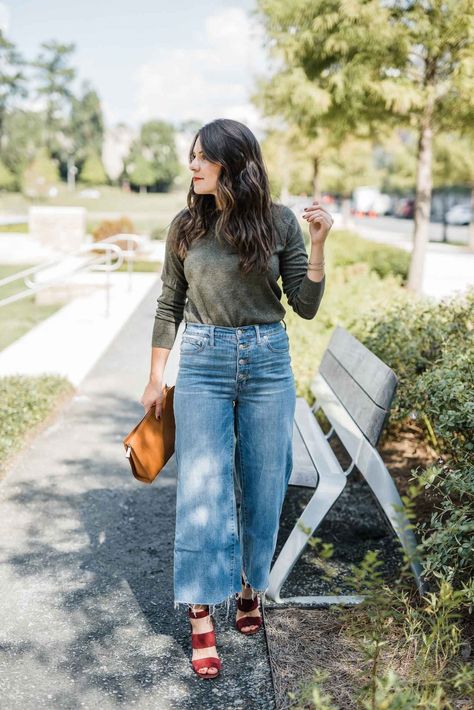 Check out all these tips on how to wear and style wide leg cropped jeans. Even if you're petite, you can wear this fun denim trend. Try this womens fashion trend today! #styletips #elevatedeverydaytips Cropped Wide Leg Pants Outfit, Cropped Pants Outfit, Cropped Jeans Outfit, Style Wide Leg Jeans, Wide Leg Jeans Outfit, Jeans Ideas, Wide Leg Pants Outfit, Leg Pants Outfit, Wide Leg Cropped Pants