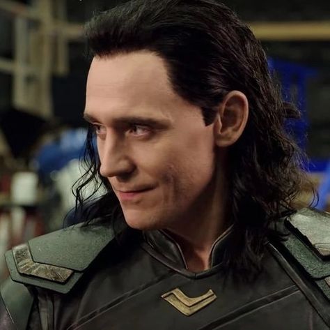 Loki Smile, Ragnarok Loki, Loki Odinson, Loki Aesthetic, Loving Him, Loki God Of Mischief, Thomas William Hiddleston, The Way He Looks, Loki Marvel