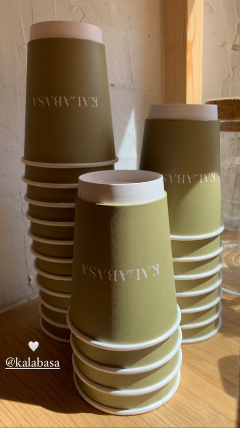 Coffee Shop To Go Cups, Cafe Cups Ideas, Coffee Shop Birthday Party Ideas, Paper Coffee Cup Design Ideas, Takeaway Coffee Aesthetic, Cafe Cup Design, Cafe Storage, Coffee Shop Cups, Opening A Coffee Shop