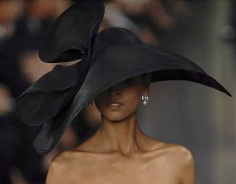 Fancy Hats Classy, Paris Moodboard, Textiles Ideas, Evening Hat, Big Hats, Church Lady Hats, Classy Hats, High Fashion Dresses, Elegant Hats