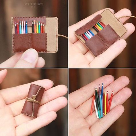 Miniature case with 12 little pencils by striped-box Mini Choses, Accessoires Barbie, Mini Craft, Tiny World, Small Pen, Kraf Diy, Miniature Diy, Miniature Crafts, Barbie Furniture