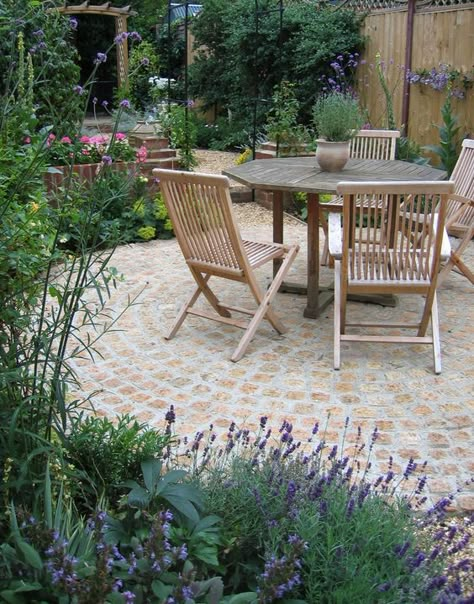 Follow The Yellow Brick Home - Five Ways to Make Your Garden a Haven of Stress Relief – Follow The Yellow Brick Home Small Cottage Garden Ideas, Design Per Patio, Patio Plants, Style Cottage, Backyard Inspiration, Front Yard Garden, Olive Garden, Small Garden Design, Courtyard Garden