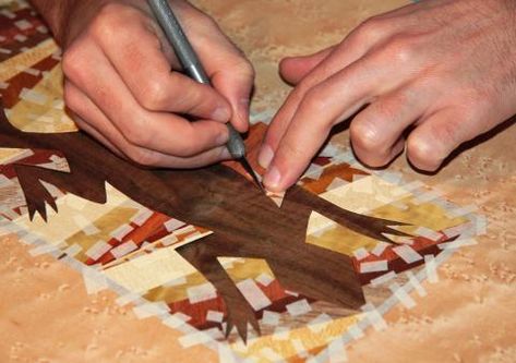 Un lézard en marqueterie au scalpel | Bois+ Le Bouvet Scalpel, Luxury Dining, Marquetry, Color