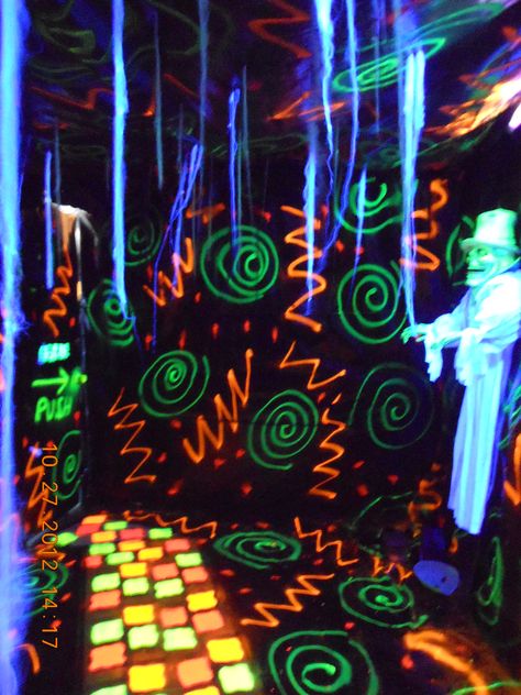 Blacklight room Carnival Haunted House, Haunted House Aesthetic, Blacklight Room, Blacklight Halloween, Clowns Halloween, Haunted Hallway, Aesthetic Storage, Halloween Maze, Glow Halloween