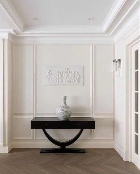 Wall With Console Table, Console Wall, Parisian Home, Parisian Interior, Classic House Design, Wall Ideas, Classic House, Interior Ideas, Ceiling Design