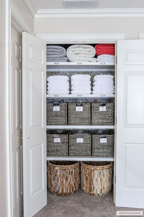 Organiser Son Dressing, Master Closet Organization, Organizing Linens, Desain Pantry, Linen Cupboard, Linen Closet Organization, Small Laundry Rooms, Home Organisation, Built In Bookcase