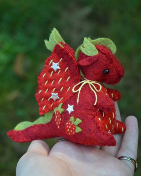 Daisy on Instagram: "I’ve been working on the auction commission for a couple days! The amazing commissioner gave me a prompt of “strawberries and stars” and I think it turned out absolutely adorable! - Dragon pattern by robynabobbin! 💕 - #handmade #homemade #diy #sewing #felt #feltart #fiber #fiberart #plush #plushie #halloween #spooky #dinosaur #pumpkin #scary" Spooky Dinosaur, Dinosaur Pumpkin, Sewing Felt, Plushies Diy, Felt Plushie, Felt Dragon, Pumpkin Scary, Handmade Stuffed Toys, Cute Sewing Projects