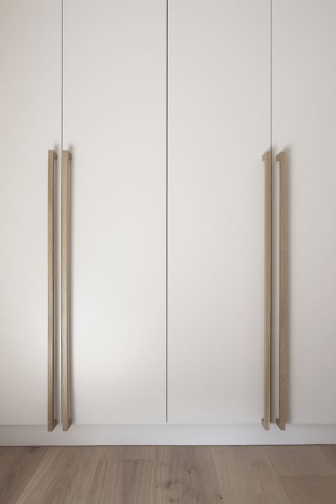 Cream Wardrobe Bedroom, White Fitted Wardrobes, Cream Wardrobes, Modern Closet Doors, Wardrobe Laminate Design, London Bedroom, White Wardrobe, Fitted Wardrobes, Wardrobe Handles