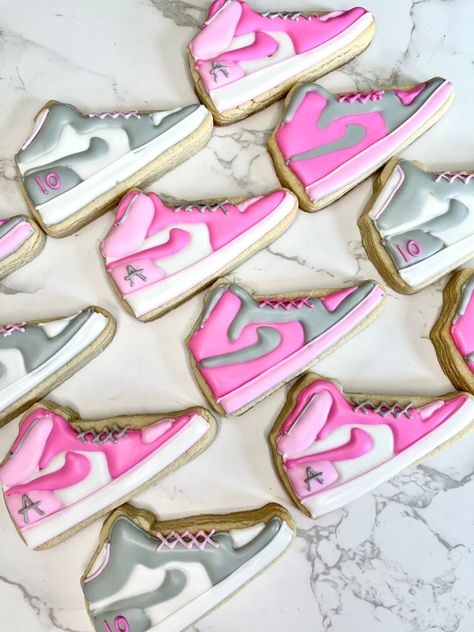 Sneaker Ball Shoe Ideas, Nike Decorations Party, Sneaker Cookies Decorated, Sneaker Cookies, Sneaker Birthday Party, Jordan Cake, Shoe Cookies, Candy Theme Birthday Party, Sneaker Ball