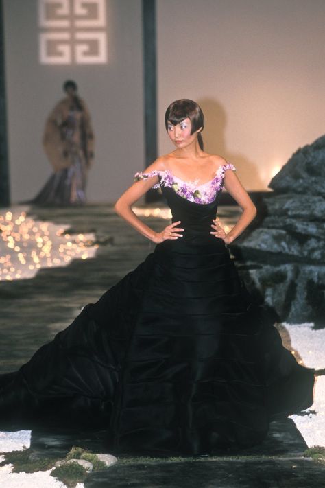 Irina Pantaeva, 1998 Couture, Vintage Runway Fashion, Givenchy Couture, 90s Runway Fashion, Alexander Mcqueen Dresses, Runway Fashion Couture, Princess Caroline, Vintage Gowns