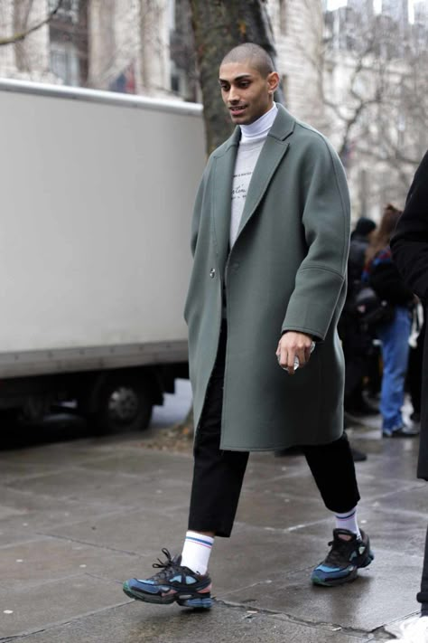 Guys Style, Mens Fashion Coat, London Fashion Week Mens, Mens Overcoat, Smart Casual Style, Grey Coat, Men Street, Fashion Weeks, Mens Winter Fashion