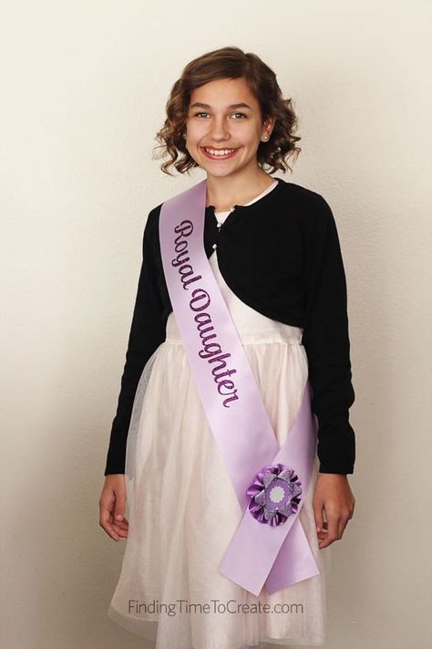 How to Make a Beautiful DIY Princess Sash - Finding Time To Create Diy Birthday Sash, Cricut Birthday, Nana Birthday, Birthday Sash, Princess Diy, Neck Designs For Suits, Diy Letters, Birthday Crafts, Classy Dress Outfits