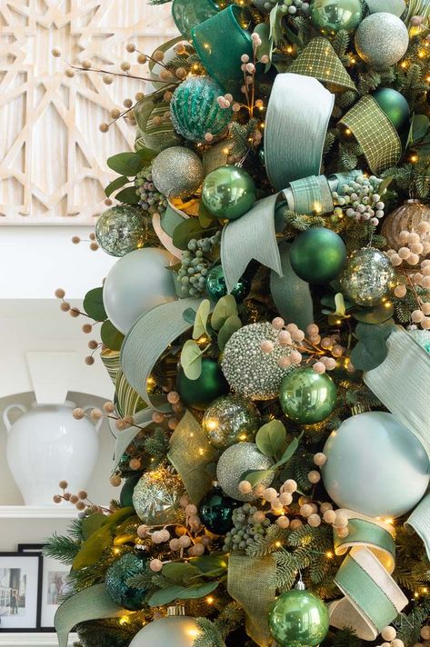 2023 Christmas Wreath Trends, Christmas Decor Trends 2023/2024, Christmas Trees 2023 Trends, Mint Green Christmas Tree Decorations, Green Themed Christmas Tree, Christmas 2023 Trends Decoration Colors, 2023 Christmas Tree Trends, Christmas Trends 2023, 2023 Christmas Trends