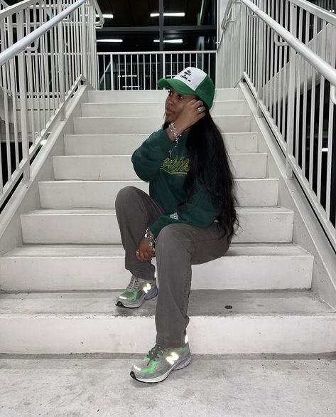 Green Hoodie Outfit, Tomboyish Outfits, New Balance Outfit, City Outfits, Green Hoodie, Cute Comfy Outfits, Hoodie Outfit, Outfits With Hats