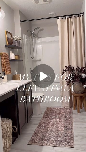 Nadira Kurtic on Instagram: "Sharing my favorite tips on how I elevate my bathroom ft new some finds 🙌🏽 Comment “LINK” to shop #bathroom #homedecor #homehacks" Decorate Bathroom Vanity, Small Guest Bathroom Decor, Minimalist Bathroom Decor Ideas, Decorate Bathroom Ideas, Guest Bath Ideas, Spa Style Bathroom Ideas, Cozy Small Bathroom, Bathroom Sink Decor Ideas, Guest Bathroom Essentials