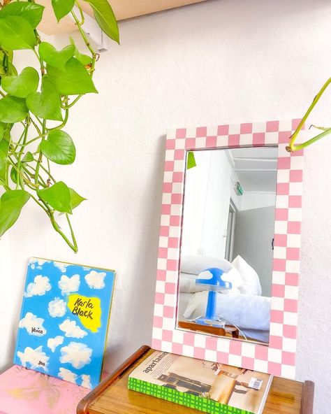 Rectangle Mirror Diy, Mirror Painting Ideas Rectangle, Mirror Border Painting, Things To Paint On Mirrors Rectangle, Diy Painted Mirror, Rectangle Mirror Painting Ideas Aesthetic, Checkered Mirror, Retro Mirror Wall, Checkerboard Mirror