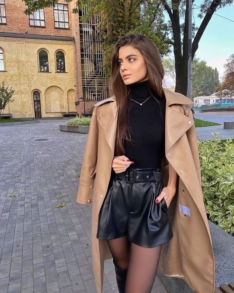 Leather Shorts Outfit, Short Cuir, Fall Trends Outfits, Paris Outfits, Looks Black, Shorts Outfit, Versatile Outfits, Casual Winter Outfits, Outfit Women