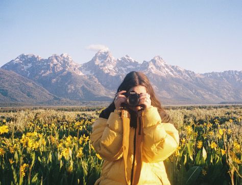 2018 Instagram Aesthetic, Outdoor Photography Aesthetic, Enjoying Nature Aesthetic, Time In Nature Aesthetic, Poses With Mountains, Chill Instagram Pictures, Nature Photographer Aesthetic, Vision Board Yellow, Nature Photoshoot Aesthetic