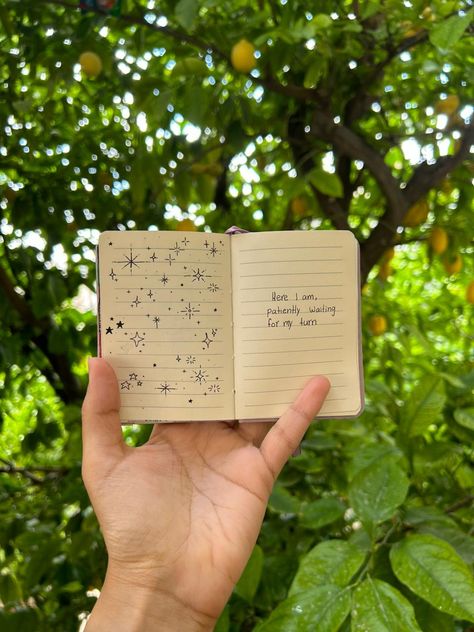 Mini Art Journal, Doodle Quotes, Hand Doodles, Bullet Journal Mood Tracker Ideas, Small Journal, Bullet Journal Mood, Diary Ideas, Easy Doodle Art, Bullet Journal Art