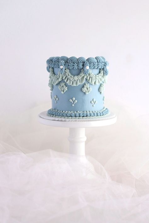 Blue Victorian Cake, Light Blue Vintage Cake, Vintage Style Cakes, Vintage Cake Design Birthdays, Mini Vintage Cake, Vintage Cakes Birthday, Vintage Buttercream Cake, Blue Vintage Cake, Birthday Cake Photography