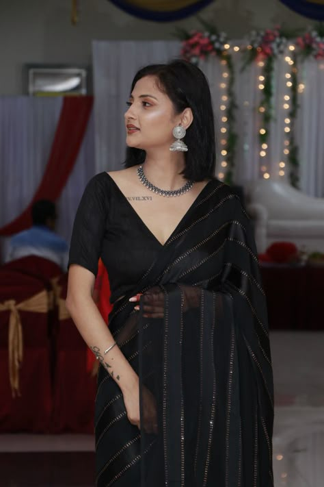 Black Blouse Outfit Indian, Saree On Black Blouse, Latest Black Saree Designs, Black Blaus Design, Simple Black Sarees For Farewell, Black Sarees For Wedding, Black Sari Blouse Designs, Blouse Black Designs Latest, Simple Black Blouse Designs