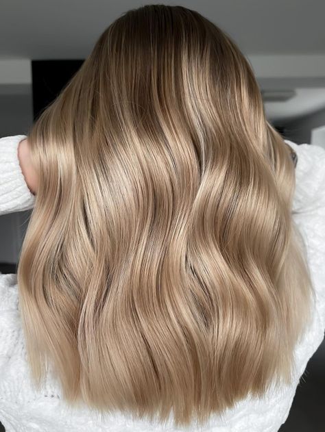 Neutral Level 8 Hair Color, Vanilla Blonde Hair Balayage, Hair Colors Trending, Hair Dye Color Ideas, Hairstyles For Thinning Hair, Best Blonde Hair, Pale Blonde Hair, Copper Blonde Hair Color, Vanilla Blonde