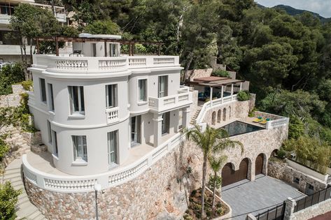 This beautiful luxurious villa is located in Monaco. It’s interior was designed by NG-STUDIO Interior Design. Monaco House Exterior, Monaco Apartment Exterior, Monaco House Aesthetic, Monaco House Interior, House In Monaco, Monaco Interior Design, Houses In Monaco, Monaco Homes, Monaco Architecture