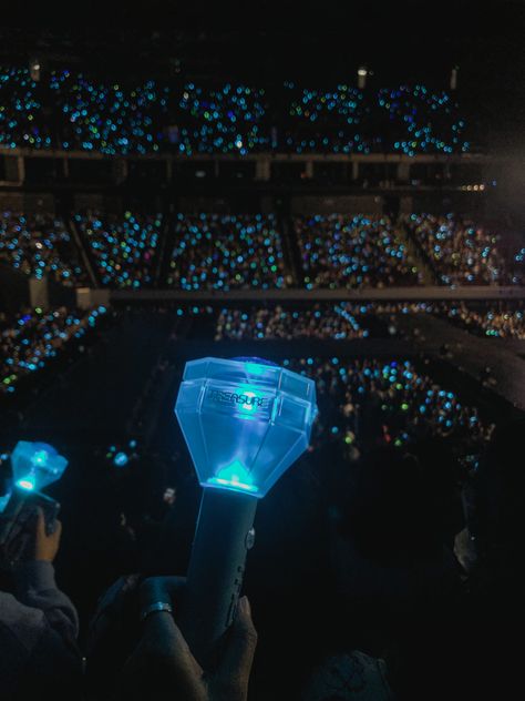 Treasure Lightstick Aesthetic, Treasure Concert Photo, Treasure Kpop Aesthetic, Treasure Yg Aesthetic, Blue Concert Aesthetic, Teulight Treasure, Kpop Concert Photos, Kpop Concert Aesthetic, Treasure Lightstick