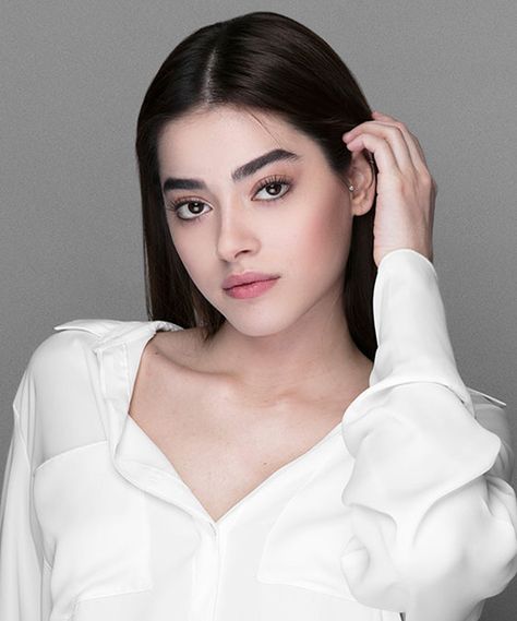 Simay Barlas was born in 5 May 1998 in Istanbul. After graduation, she made her debut with her role as Oyku at a successful Turkish series Broken Pieces Turkey Women, Bride Photos Poses, Bold Makeup Looks, After Graduation, Turkish Actress, Turkish Drama, Turkish Women Beautiful, Broken Pieces