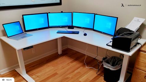 21 Multi-monitor Computer Desk Setup Ideas for Tech Lovers Corner Standing Desk, Best Standing Desk, Monitor Desk, Trading Desk, Desk Dimensions, Computer Desk Setup, Desktop Design, Desk Inspiration, Gadgets Technology Awesome