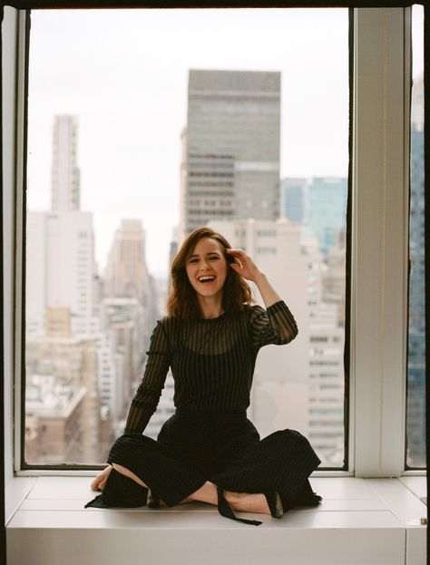 Girls Photoshoots, Portrait Color, Marvelous Mrs Maisel, Mrs Maisel, Rachel Brosnahan, Tv Tropes, American Princess, People Watching, Comedy Club