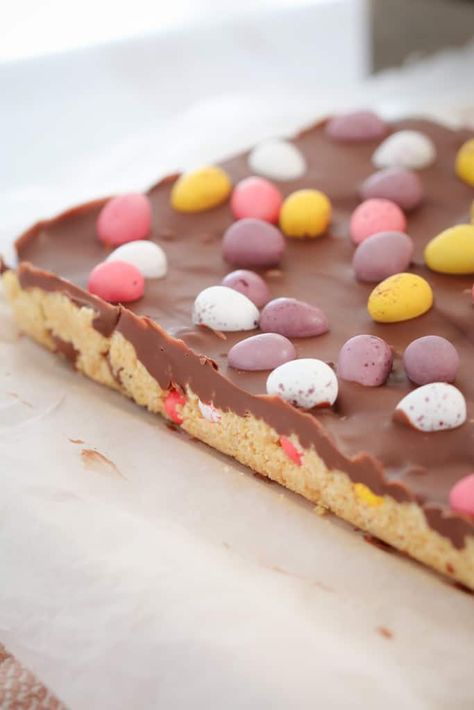 An easter tray bake with chocolate and easter eggs. Easter Kids Food, Slice Recipes, Easy Easter Recipes, Easter Cooking, Easter Food Appetizers, Easy Easter Desserts, Mini Chef, Kid Desserts, Dessert Candles