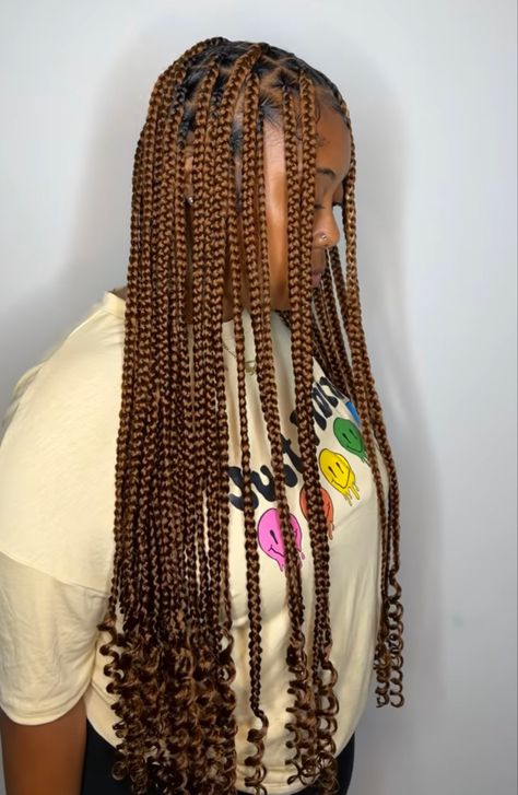 Hairstyles Brown Hair Braids, Knotless Braids With Color Curly Ends, Brown Braided Hairstyles For Black Women, Knotless Box Braids Hairstyles For Black Women, All Brown Braids, Box Braids Hairstyles Brown, Brown Hair Colors Braids, Dark Brown Knotless Braids With Curls, Brown Braids On Black Hair