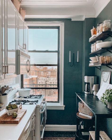 Small New York Apartment Aesthetic, London Apartment Interior, New York Apartment Aesthetic, Nyc Apartment Aesthetic, Nyc Studio Apartments, Nyc Decor, French Apartment, Kitchen Details, Small Apartment Design