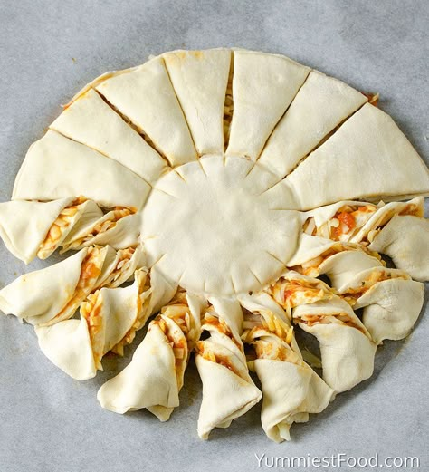 Pizza Puff Pastry, Pastry Twists, Puff Pastry Recipes Savory, Pizza Twists, Pizza Monkey Bread, Puff Pastry Twists, Puff Pastry Pizza, Brie Puff Pastry, Fingerfood Party