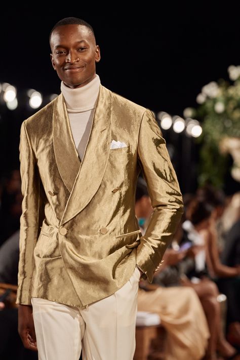 Ralph Lauren Spring 2023 Ready-to-Wear Fashion Show Collection: See the complete Ralph Lauren Spring 2023 Ready-to-Wear collection. Golden Outfit, Rock Star Outfit, Ralph Laurent, Ralph Lauren Womens Clothing, Gold Suit, Spring 2023 Ready To Wear, High Fashion Runway, 2023 Ready To Wear Collection, Ralph Lauren Menswear