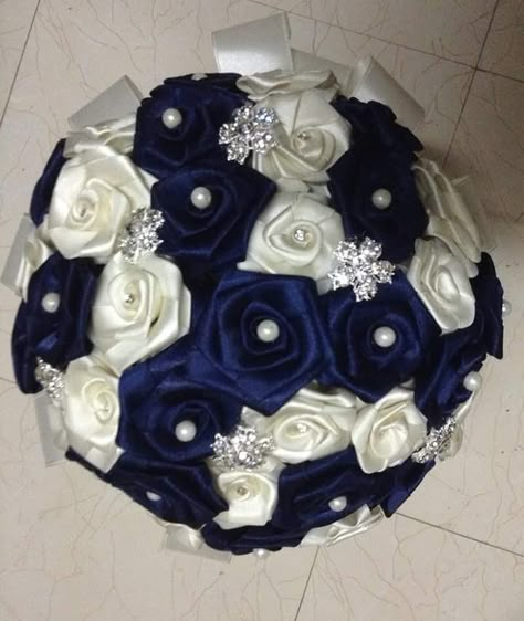 Quinceanera Bouquet Blue, Quince Bouquet Blue, Blue Quince Ramo, Navy Blue Quince Dress, Cholo Party Decorations, Ribbon Roses Bouquet, Quince Theme Ideas, Quince Bouquet, Quince Food