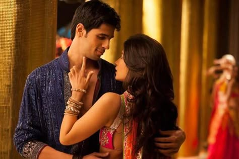 Siddharth Malhotra and Alia Bhatt- Student Of The Year Vintage Bollywood Aesthetic, 90s Bollywood Aesthetic, Desi Love, Student Of The Year, Sidharth Malhotra, 90s Bollywood, Bollywood Couples, Vintage Bollywood, Indian Movies