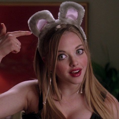 Karen Smith Pfp, Karen Smith Icon, Amanda Seyfried Mean Girl, Mean Girls Halloween, Blonde Movie, 2000s Icons, I Hate Boys, Mean Girls Movie, Y2k Icons