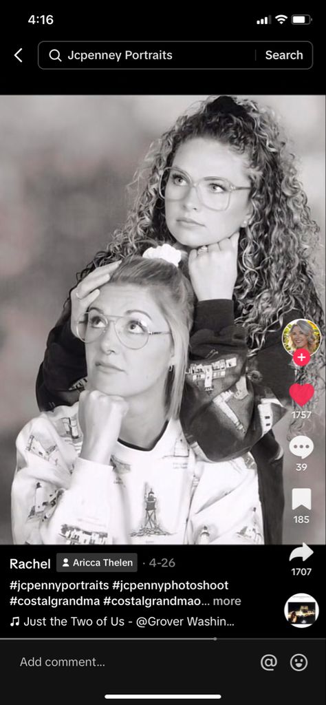 Cringey Couple Photos, 80s Style Photoshoot, Awkward Friend Photos, Funny Friend Photoshoot, Sears Photoshoot Funny, Awkward Christmas Photos Friends, Awkward Best Friend Photoshoot, Sears Photoshoot, Jcpenney Portraits Funny Friends