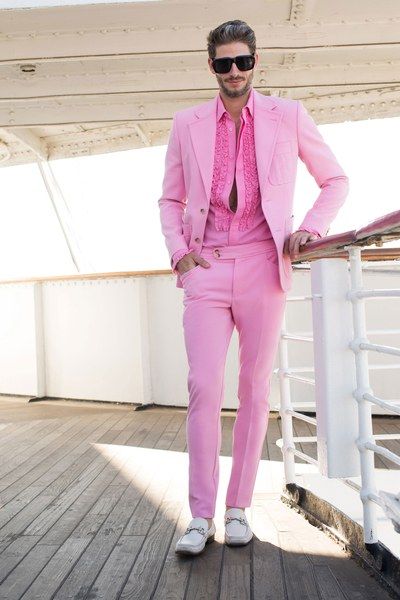 Trina Turk Spring 2019 Ready-to-Wear Collection - Vogue Pastel Mens Fashion, Cocktail Attire Men, Prom Suits For Men, White Dress Shoes, Wedding Outfit Men, Menswear Runway, Monochrome Outfit, Bright Fashion, Rainbow Fashion